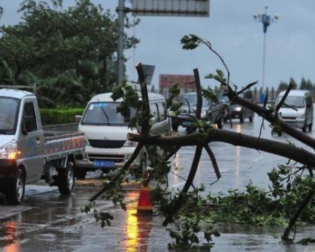 Тайфун връхлетя Виетнам и уби близо 30 преди среща на върха
