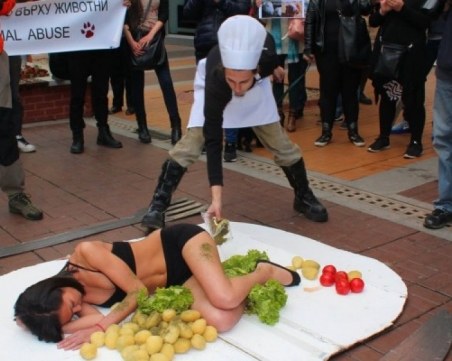 Веганите в настъпление: Млечните продукти са изнасилване, яйцата са кражба