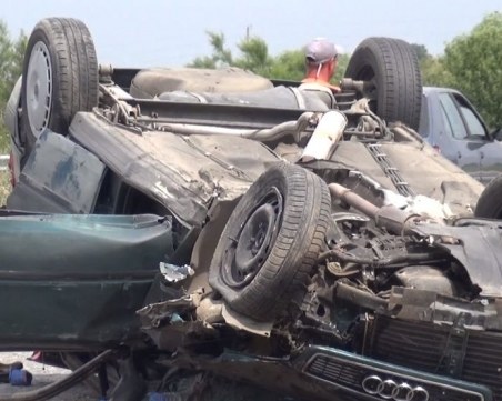 Жесток удар край Пловдив, кола е по таван