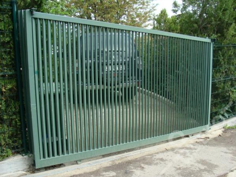 Общинска служителка влезе в болница, след като бе затисната от врата