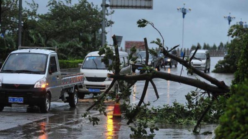 Тайфун връхлетя Виетнам и уби близо 30 преди среща на върха