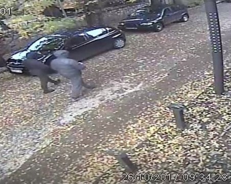 Камера заснела мъжете, нападнали общинарката от Велинград, минути преди нападението