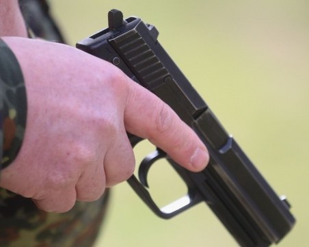 Мъж запаши с пистолет ученик заради 6 лева
