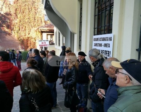 Недоволни жители на Стария град излязоха на протест, искат оставката на зам.-кмета СНИМКИ