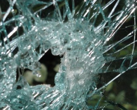 Нелеп инцидент: Тийнеджър почина, след като се поряза на стъкло