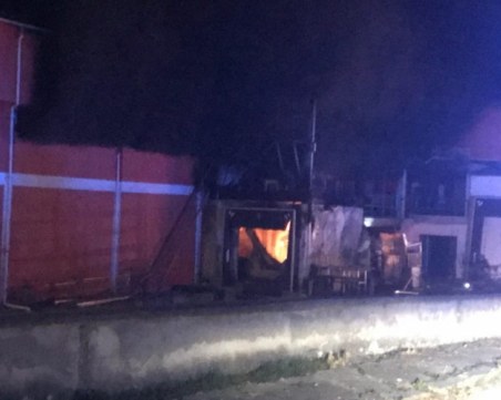 Пламъци обхванаха месокомбинат в старата столица СНИМКИ