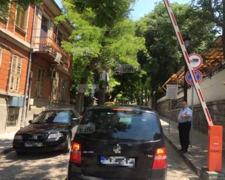 Побои, ругатни и закани на бариерата в Стария град, охранители молили кмета да не я пазят ВИДЕО