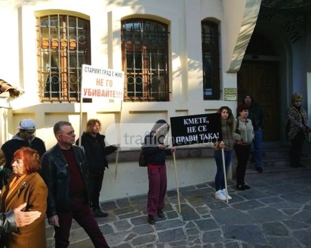 Слагат още бариери в Стария град, кметът не отстъпва пред протестиращите