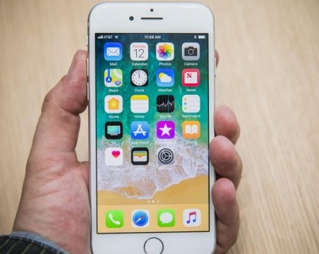 Заради iPhone: Мъж заби нож в гърдите на своя приятелка