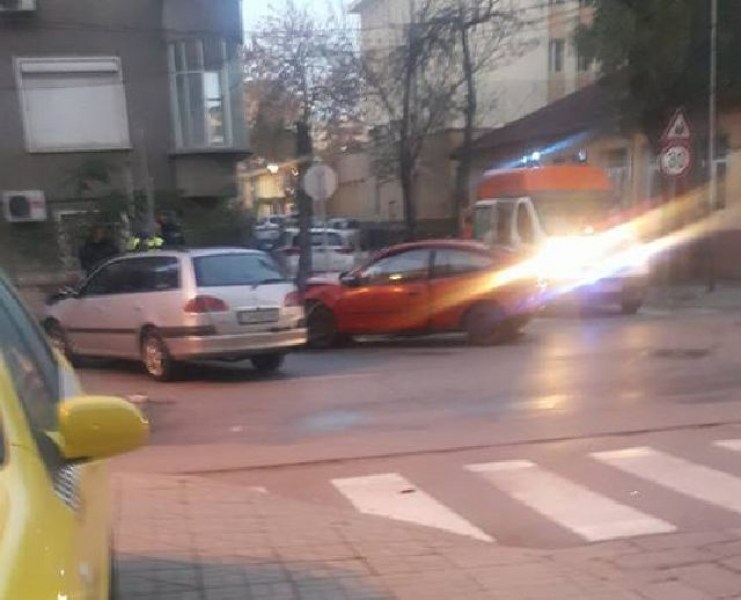 Катастрофа блокира улица в Кючука, има пострадал ВИДЕО