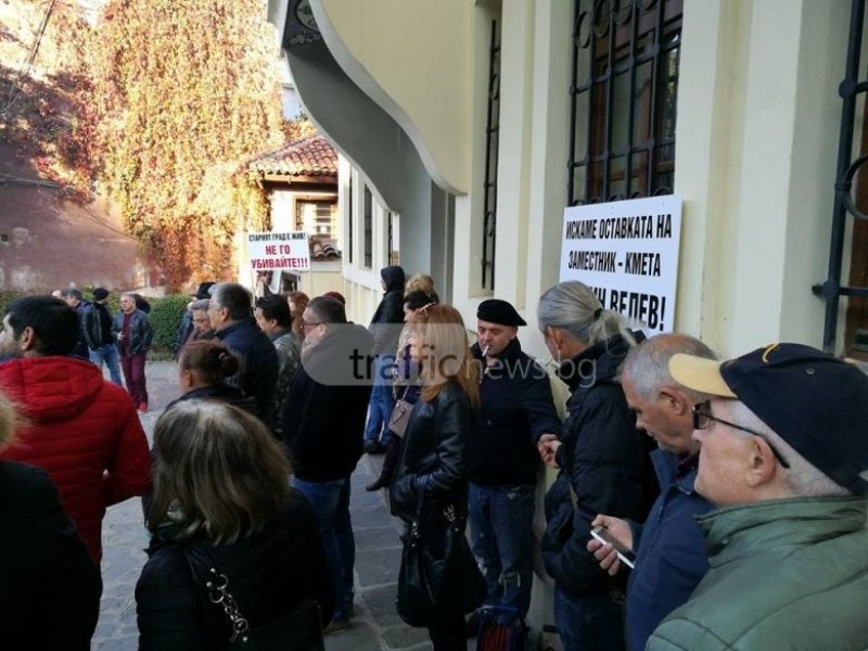 Недоволни жители на Стария град излязоха на протест, искат оставката на зам.-кмета СНИМКИ