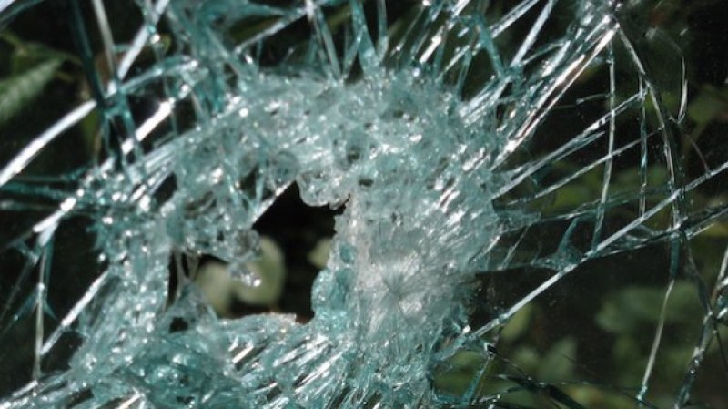 Нелеп инцидент: Тийнеджър почина, след като се поряза на стъкло