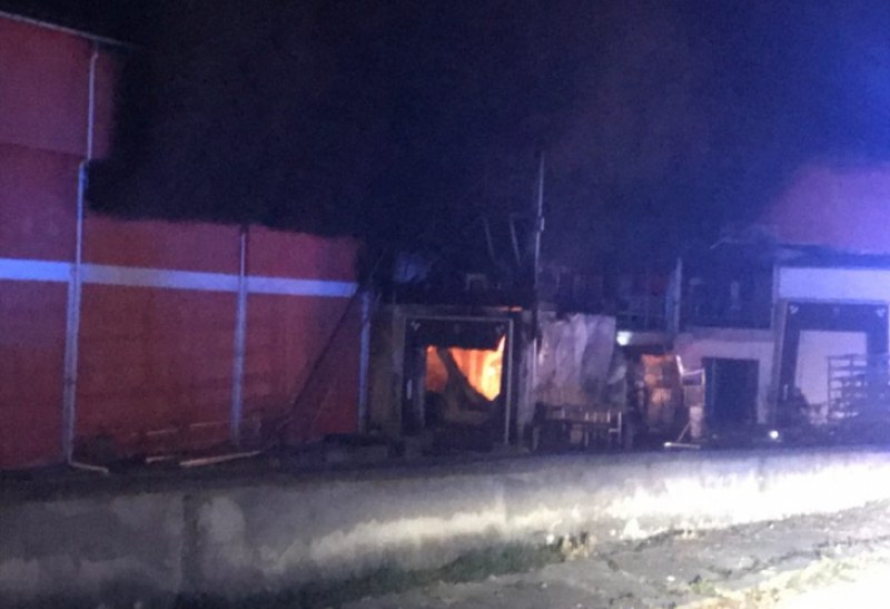 Пламъци обхванаха месокомбинат в старата столица СНИМКИ