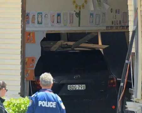 Кола се вряза в класна стая, две деца загинаха ВИДЕО