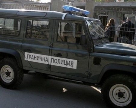 Сръбски митничари провериха български тир, откриха мигранти