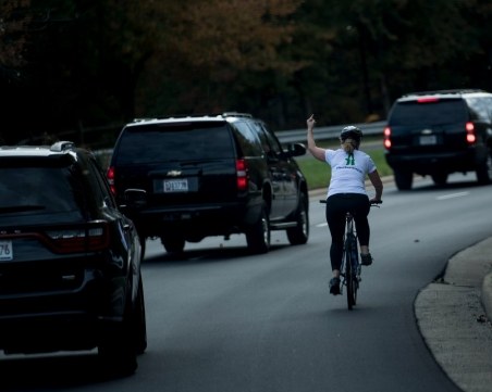 Уволниха велосипедистка, показала среден пръст на Доналд Тръмп