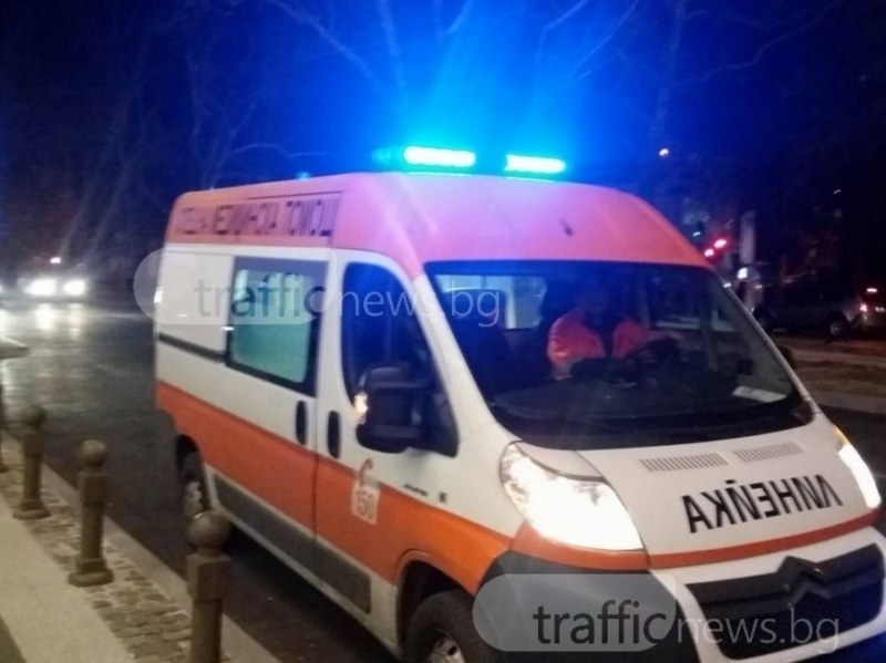 Меле на Пазарджишко! Пловдивска кола се заби в дърво, шофьорът е в критично състояние