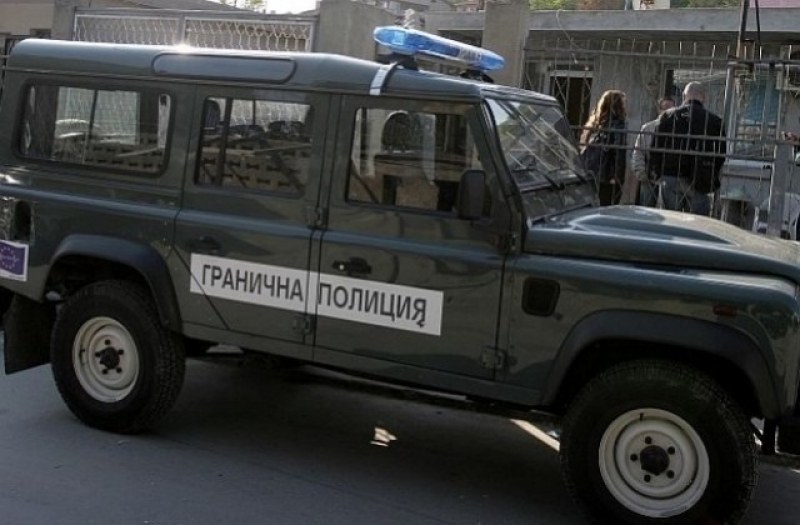 Сръбски митничари провериха български тир, откриха мигранти