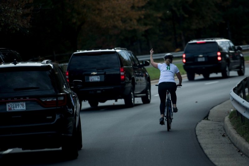 Уволниха велосипедистка, показала среден пръст на Доналд Тръмп