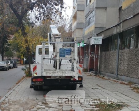 Автовишка блокира тротоара до детска кухня в Пловдив