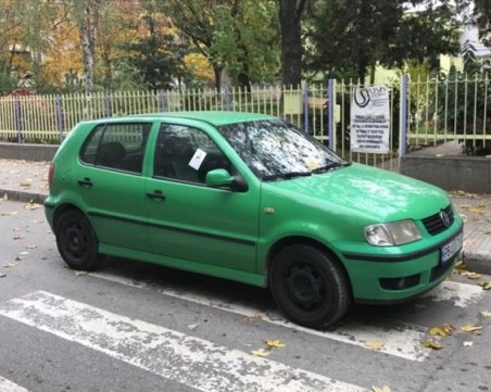 Будни граждани облепиха кола със стикери 