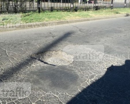 Булевард в Кючука като лунен пейзаж, дупки трошат колите на пловдивчани СНИМКИ