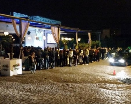 Опашка за Скандау пред W, стотици чакат да пипнат любимеца си Тото