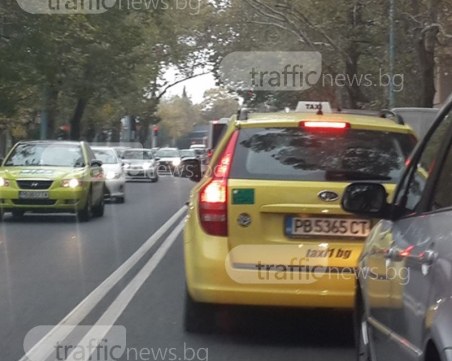 По най-натоварения участък в Пловдив! Рейс праши в насрещното, за да изпревари колоната СНИМКИ