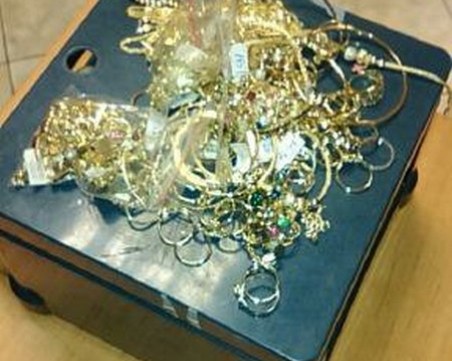 Удар на митничарите: Контрабандисти пренасяли злато за 60 бона в джобовете СНИМКИ