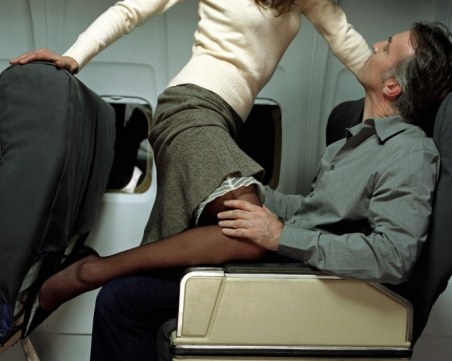 Жена обслужи орално 20 години по-млад мъж в самолет