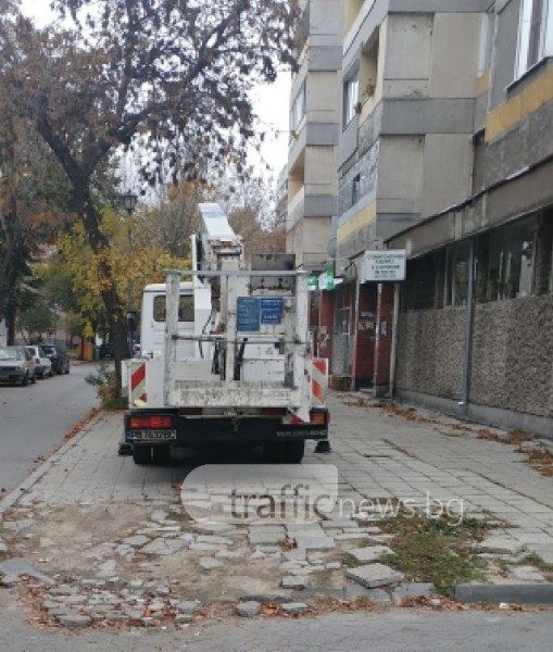 Автовишка блокира тротоара до детска кухня в Пловдив