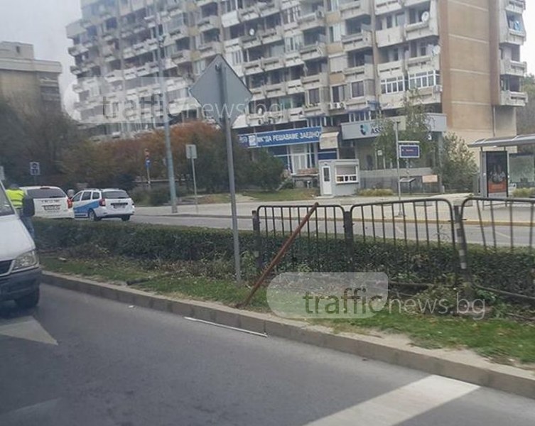 Махат опасни огради на централен булевард в Пловдив, където доскоро цъфтяха рози СНИМКИ