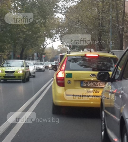По най-натоварения участък в Пловдив! Рейс праши в насрещното, за да изпревари колоната СНИМКИ