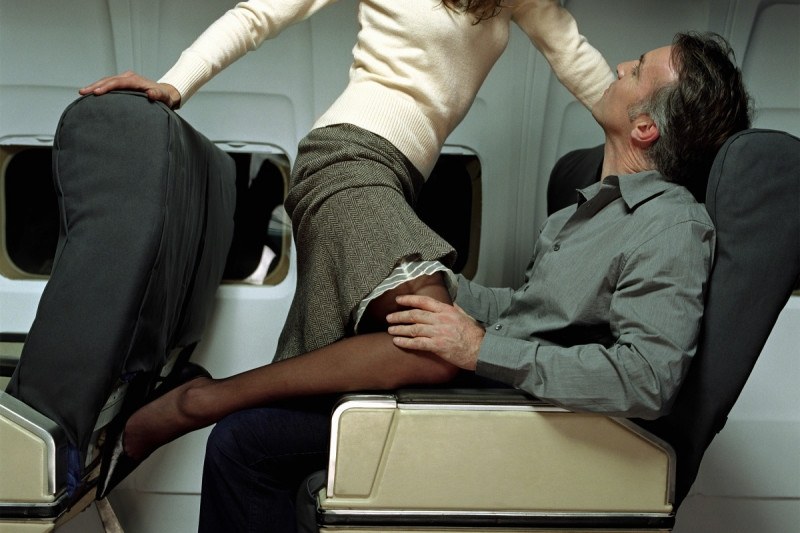 Жена обслужи орално 20 години по-млад мъж в самолет