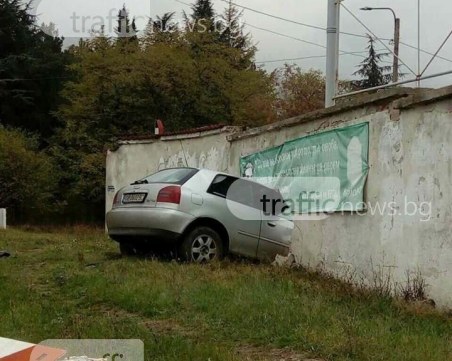 Шофьор на ауди реши, че е с танк, атакува оградата на поделението в Карлово СНИМКИ