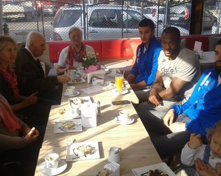 Благородно: Играчи на Академик Бултекс 99 зарадваха самотни възрастни хора