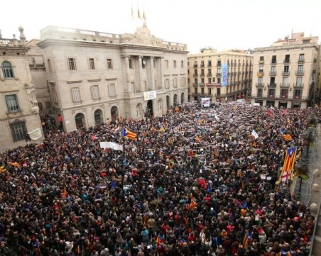Гневни каталунци блокираха над 150 хиляди пътници СНИМКИ