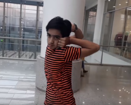 Не е за вярване: 14-годишно момче обръща главата си на 180 градуса ВИДЕО