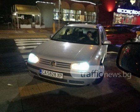 Софиянец блокира една от най-опасните пешеходни пътеки в Пловдив СНИМКА