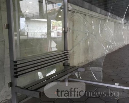 Вандали потрошиха спирка под площад “Централен“ в Пловдив СНИМКИ