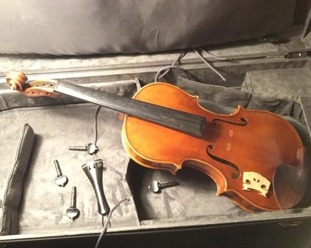 Варварщина! Свалиха струните на цигулка на изкусен лютиер на Летище Пловдив СНИМКА