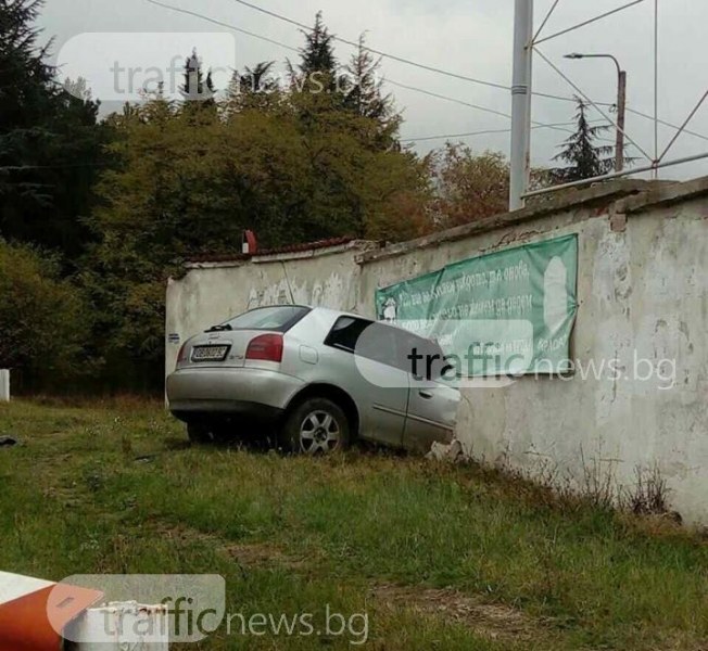 Шофьор на ауди реши, че е с танк, атакува оградата на поделението в Карлово СНИМКИ