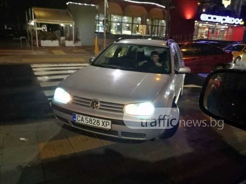 Софиянец блокира една от най-опасните пешеходни пътеки в Пловдив СНИМКА