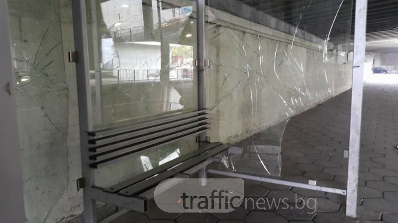Вандали потрошиха спирка под площад “Централен“ в Пловдив СНИМКИ