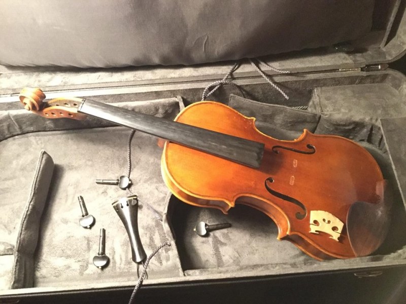 Варварщина! Свалиха струните на цигулка на изкусен лютиер на Летище Пловдив СНИМКА