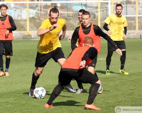 Ботев би юношите в миниконтрола в Коматево