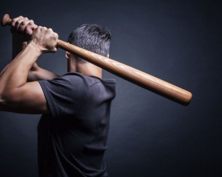 Пловдивски джигит с бухалка: Сега ще ти размажа главата