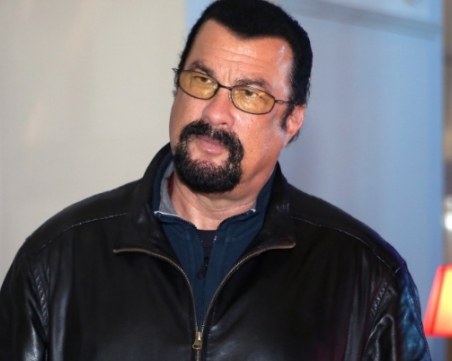 И Стивън Сегал бе обвинен в сексуален тормоз