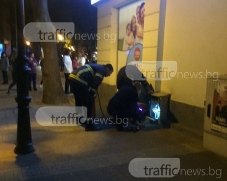 Паника в центъра на Пловдив! Огън на метри от аптека, пожарникари накрак СНИМКА