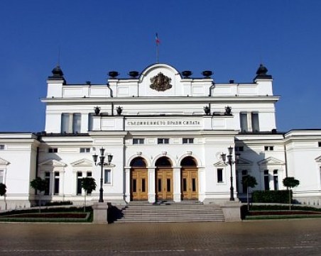 Вдигат заплатите и на депутатите